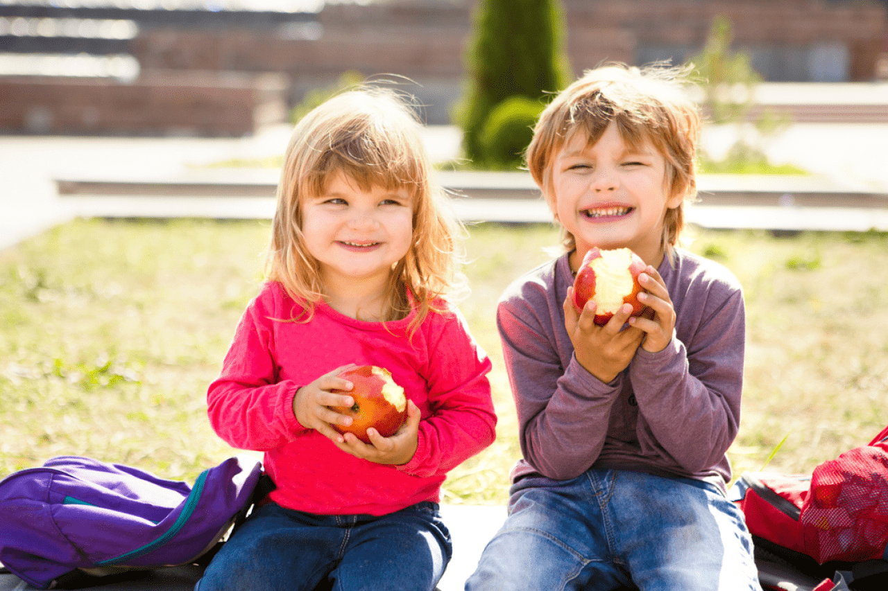 Des enfants se rendent à l’école et portent un cartable qui contient une collation équilibrée.