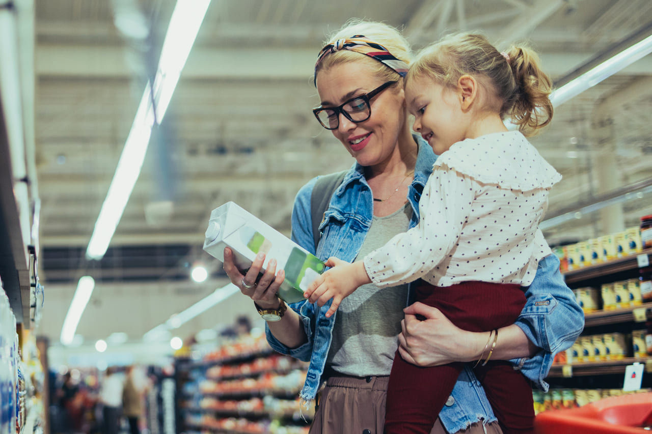 Mère et fille regardant un produit.